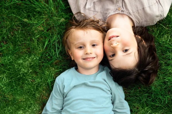 Retrato Dois Irmãos Deitados Uma Grama Parque Sorrindo Crianças Felizes — Fotografia de Stock