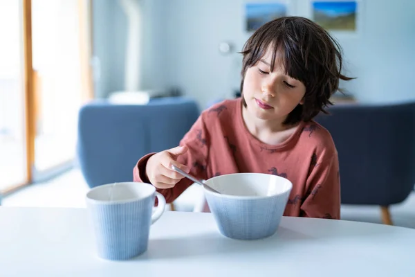 Ung Sömnig Pojke Pyjamas Som Äter Frukost Hemma Morgonen Före — Stockfoto