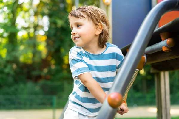 Ευτυχισμένο Αγοράκι Που Παίζει Ένα Πάρκο Στην Παιδική Χαρά Νήπιο — Φωτογραφία Αρχείου