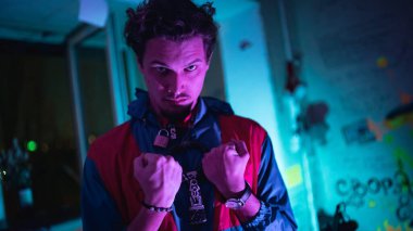 Genç ciddi Mısırlı adam neon partisinde savaşmaya hazırlanıyor.