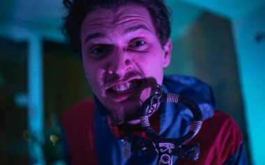 Kafkas erkeklerinin suratında öfke ifadesi