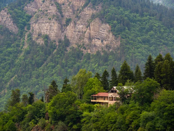 Casa de madeira perdida na floresta de montanhas. Atmosfera de solidão tranquila. — Fotografia de Stock