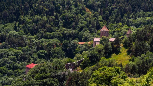 Starý červený kostel ztracený v horském lese — Stock fotografie