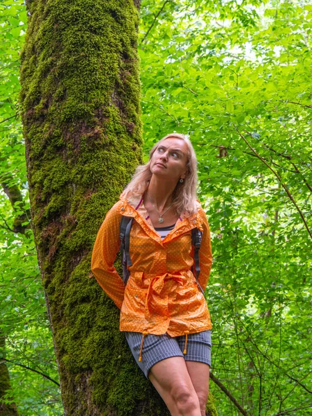 Ormandaki güzel sarışın kadını görmek korkuttu. — Stok fotoğraf