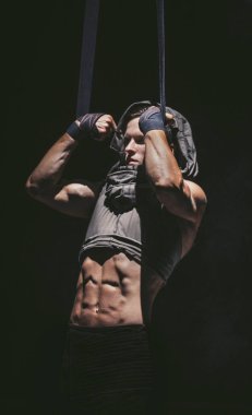 Genç vücut geliştirici kendini iplere çekti.