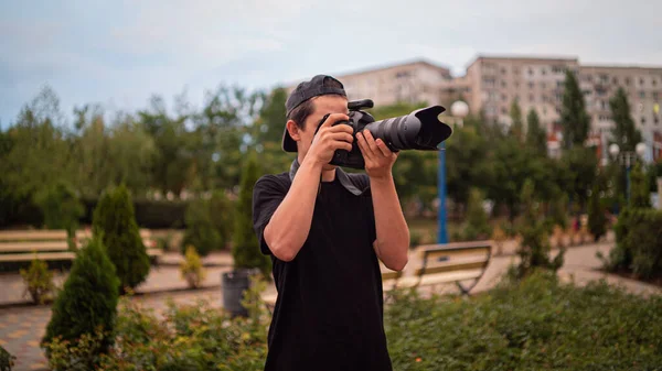 Operador profissional dispara no parque da cidade — Fotografia de Stock