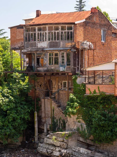 Estetik terk edilmiş kırmızı tuğla bina. Burada uzun zamandır insan yok.