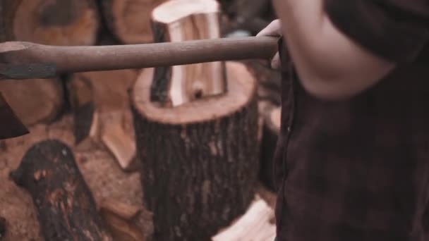 Shooting i slow motion of young smoking guy chop firewood — Stock Video