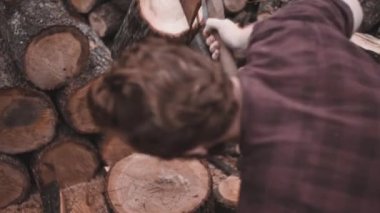 Sigara içerken odunları sert bir şekilde kesen ağır çekim..