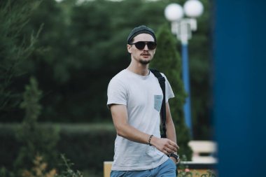 Tarz sahibi genç adam vadiden geçiyor