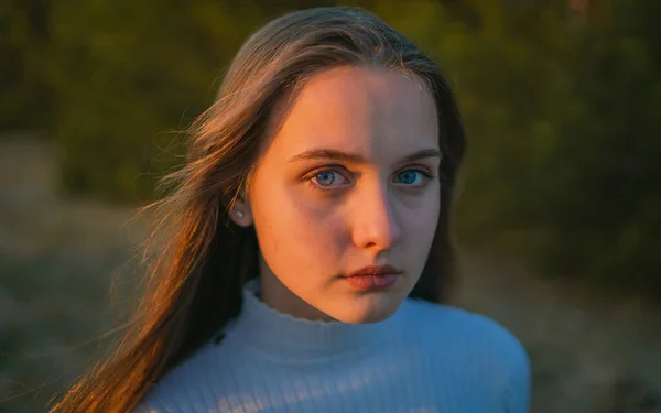 Misterioso Retrato de belleza chica de ojos azules en la puesta del sol — Foto de Stock