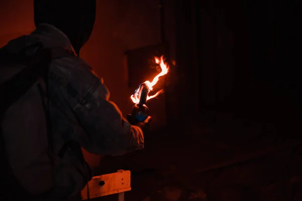 Protestocu molotofları yaktı kokteyl fırlatmaya hazırlanıyor