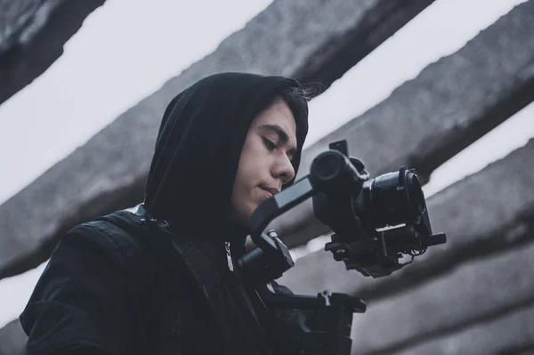 Jovem operador profissional dispara em prédio abandonado — Fotografia de Stock