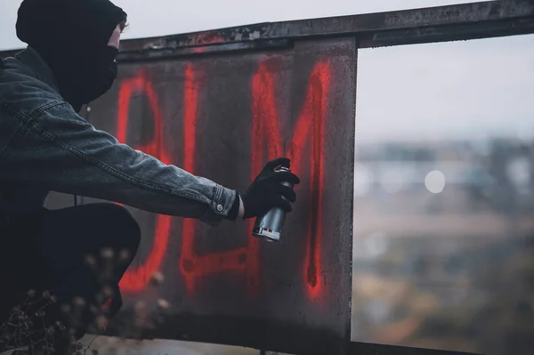 匿名抗议者用有毒的红色喷漆制作BLM标志 — 图库照片