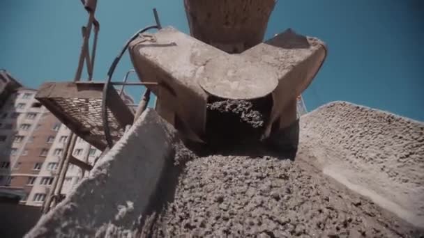 Pergerakan kamera di jalan menuangkan beton dari pencampur beton — Stok Video