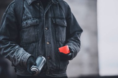 Kot ceketli ve sprey boyalı duvar ressamı fotoğrafı yok. 