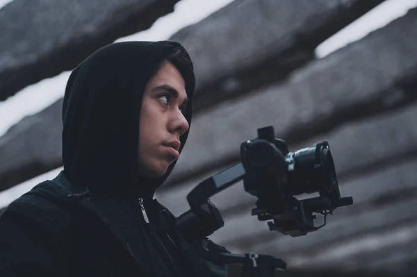 Jóvenes camarógrafos profesionales filmando en lugares abandonados — Foto de Stock