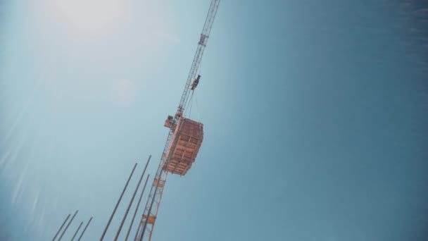 Time-lapse con movimiento bajo grúa de construcción de trabajo con ladrillos — Vídeo de stock