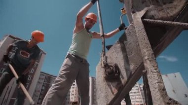 İnşaatçılar bir inşaat sahasının zeminini incelediler.