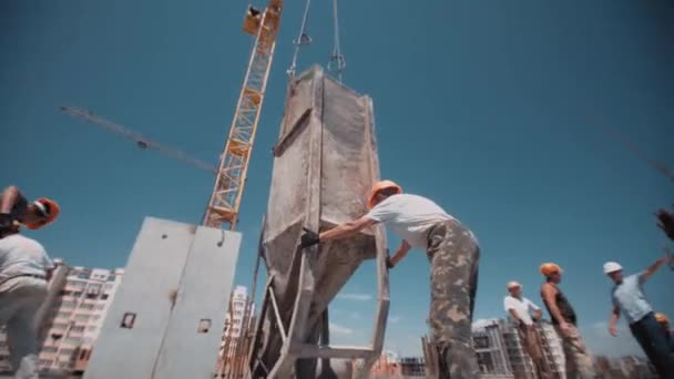 Filmación de la siguiente manera de verter hormigón en el sitio de construcción — Vídeos de Stock