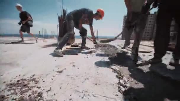 Les constructeurs remplissent le sous-sol du bâtiment avec du ciment — Video