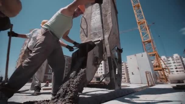 Bouwvakkers op de bouwplaats vullen de holte met beton — Stockvideo