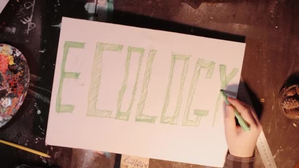 Filmación de texto de ecología escrito en el cartel de protesta con carteles — Vídeos de Stock