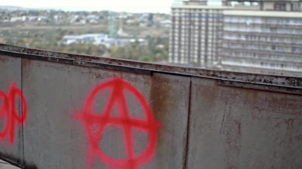 Simbolo dell'anarchia sul muro su un tetto di un vecchio edificio abbandonato — Video Stock