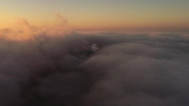 Gerçek dışı Güzel turuncu sabah bulutları İHA 'nın hava görüntüsü 