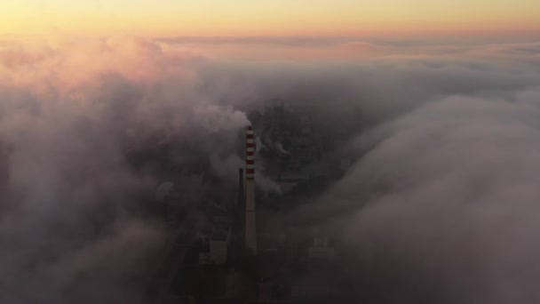 Zona industriale gigante con grandi tubi fumosi vista aerea dal cielo del mattino — Video Stock