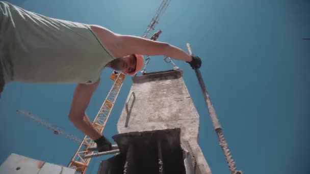 Beelden van het volgende storten van beton op de bouwplaats — Stockvideo