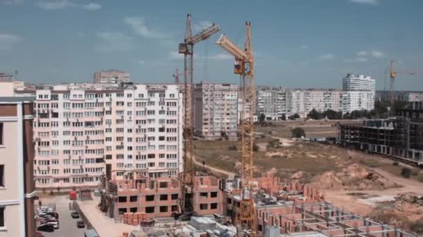 Mirando la grúa amarilla alta desde abajo — Vídeo de stock