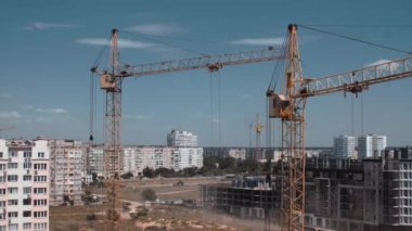 Bir inşaat sahasında dev sarı yapıcı vinç çalışmasının zaman aşımı
