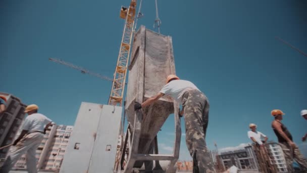 Filmación de la siguiente manera de verter hormigón en el sitio de construcción — Vídeo de stock