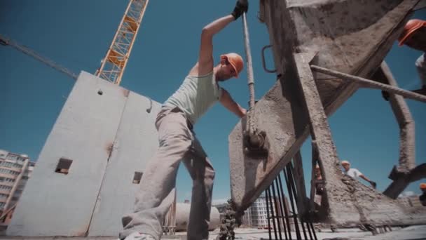 Container met een betonnen kraan die naar beneden beweegt — Stockvideo
