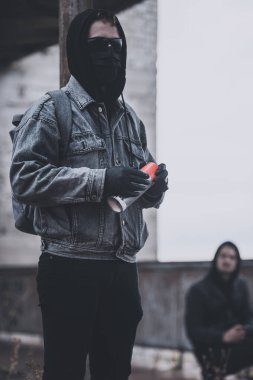 Genç protestocular terk edilmiş binaya grafiti yapmaya hazırlanıyorlar.