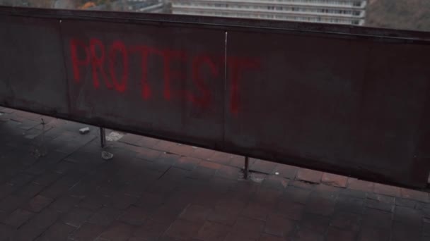 Protestujący wychodzi po zrobieniu graffiti protestacyjnego czerwoną farbą w sprayu — Wideo stockowe