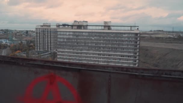 Anarchie bord met oud verlaten gebouw op de achtergrond. — Stockvideo