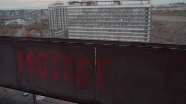Διαδήλωση γράμματα βαμμένο κόκκινο χρώμα στον παλιό σκουριασμένο τοίχο — Αρχείο Βίντεο