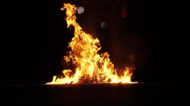 Karanlıkta yavaş çekim görüntüsü.