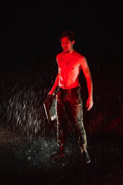 Soğuk kanlı adam kırmızı ışıkta gaz tüpüyle kendini ıslatıyor. 