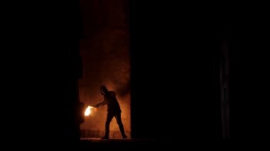 Terörist, duvarda molotof kokteyli ve geniş mercekli bir kamera görüntüsü buldu.