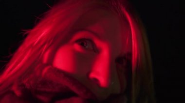 Kırmızı ışıkta gülümseyen güzel sarışın yüzünü kapat.