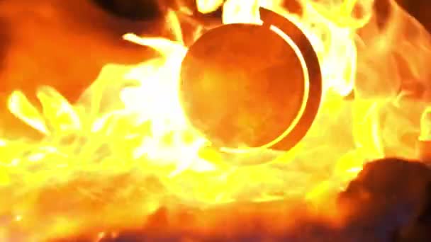 Fogo leva um globo terrestre em formas de cimento de edifício abandonado — Vídeo de Stock