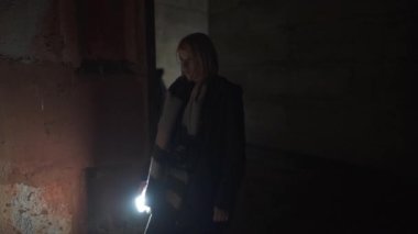 Fenerli bir grup insan karanlıkta terk edilmiş bir yeri araştırıyor..