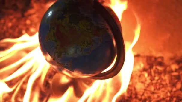 Gömb a tűzkörben az elhagyatott űrben. A 2020-as évvel párhuzamosan — Stock videók