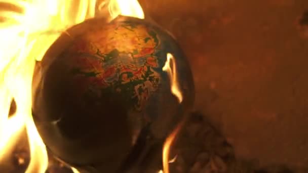 Há muito fogo no globo. Analogia a uma situação ecológica no mundo — Vídeo de Stock