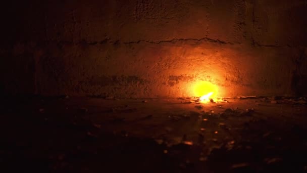 Un petit feu sur le sol d'un bâtiment abandonné en ciment — Video