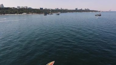 Modern bir spor teknesinin hızlı bir şekilde sessiz bir limana taşınması üzerine hava manzarası. 