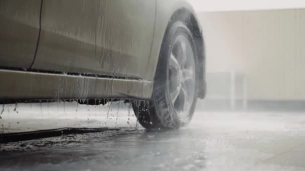 Yavaş hareket eden su damlaları ve araba yıkamada arabadan düşen su damlaları. — Stok video